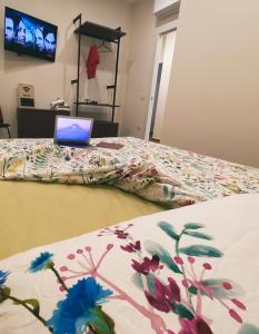 1 dormitorio con 1 cama con ordenador portátil en Pineta158, en Cagliari