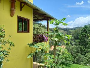 Casa amarilla con vistas a las montañas en Sitio Sombra da Mata en Marechal Floriano