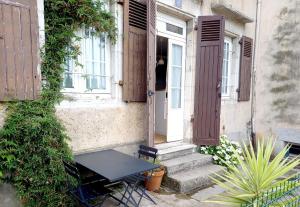 stół przed domem z drzwiami w obiekcie Appartement au coeur de Bayonne sur les remparts w Bajonnie