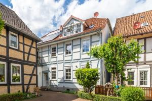 a house in the middle of two buildings at Apartment & Junior-Suite Schloßstraße am Park in Burgdorf