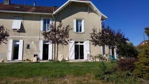 a large house with a yard in front of it at Chez Karine à Lencouacq in Lencouacq