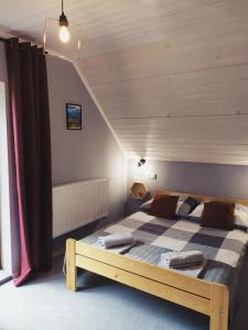 A bed or beds in a room at Domek Sielski Zakątek Pieniny