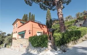 een huis op een heuvel met een boom bij La Casa Rossa in Rapallo