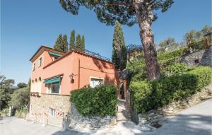 dom na wzgórzu z drzewem w obiekcie La Casa Rossa w Rapallo