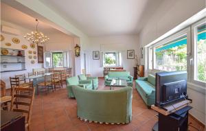 een woonkamer met groene meubels en een televisie bij La Casa Rossa in Rapallo