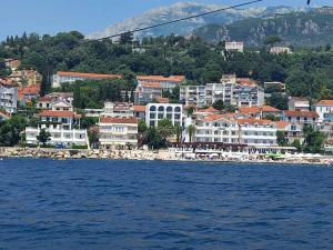 een stad aan de oever van een waterlichaam bij Savina in Herceg-Novi