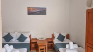 a room with two beds and a table at Casa Carina in Jupiter