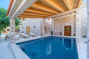 Πισίνα στο ή κοντά στο Luxury Stone Villa Nevija with heated pool