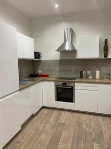 kuchnia z białymi szafkami i kuchenką w obiekcie Appartement chic plage des Catalans w Marsylii +4 zdjęcia