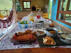 una mesa con un buffet de comida. en Sitio Sombra da Mata en Marechal Floriano