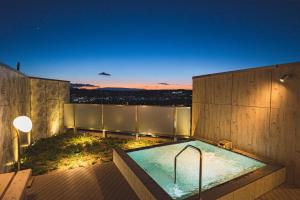una vasca idromassaggio sul tetto di una casa di Hotel Grand View Takasaki a Takasaki