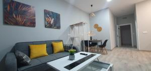 een woonkamer met een bank en een tafel bij Apartamentos Las trece llaves Jacuzzi bajo reserva in Merida
