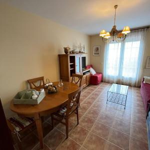 sala de estar con mesa y comedor en Casa La Hayuela Molleda en Ayuela