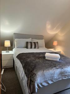 Un pat sau paturi într-o cameră la 4 bed bungalow near Airport