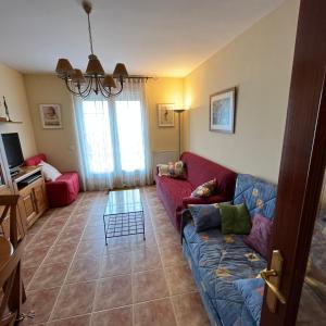 - un salon avec un canapé rouge et une table en verre dans l'établissement Casa La Hayuela Molleda, à Ayuela