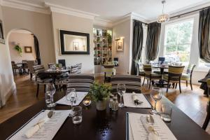 uma sala de jantar com mesa e cadeiras em Slepe Hall Hotel em St Ives