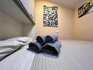 Una habitación con una cama con toallas. en Bilocale in pieno centro a Campobasso, en Campobasso