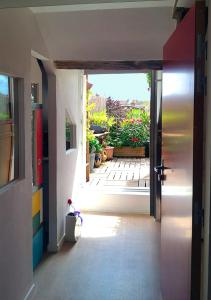 a hallway with an open door to a patio at Atelier d'Art - vue panoramique in Moret-sur-Loing