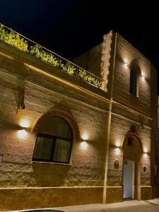 un edificio con balcón con luces encendidas en Il Nachiro, en Morciano di Leuca