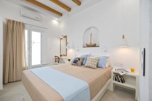 A bed or beds in a room at Elite Suites Naxos