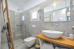 Ein Badezimmer in der Unterkunft Elite Suites Naxos