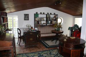 a living room with a couch and a book shelf at Quinta das Tamengas in Tentúgal