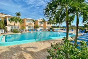 The swimming pool at or close to Barefoot Beach Resort E102