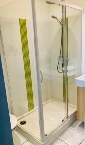 eine Dusche mit Glastür im Bad in der Unterkunft Studio lumineux Saint-Ideuc à 1km de la plage in Saint-Malo