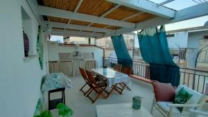 a patio with a table and chairs on a balcony at Casa Vacanze Gloria in Castellammare del Golfo