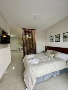 um quarto com uma cama grande num quarto em Altos de Argentina em San Miguel de Tucumán