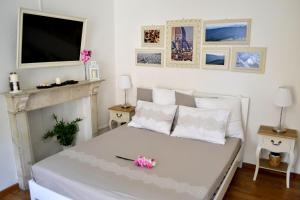 sypialnia z łóżkiem, kominkiem i telewizorem w obiekcie Pontevecchio Relais we Florencji