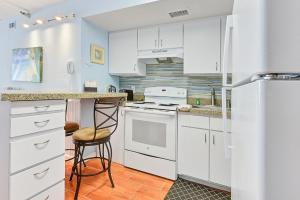 Dapur atau dapur kecil di Jacksonville Beachdrifter 406 +79 gambar