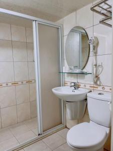 W łazience znajduje się toaleta, umywalka i prysznic. w obiekcie New KM Hotel w mieście Jincheng
