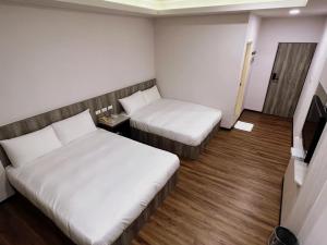 pokój hotelowy z 2 łóżkami i oknem w obiekcie New KM Hotel w mieście Jincheng
