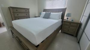 Llit o llits en una habitació de Scenic Ocean View Home