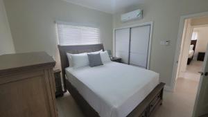 Rúm í herbergi á Scenic Ocean View Home +22 myndir