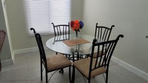 Zona d'estar a Scenic Ocean View Home