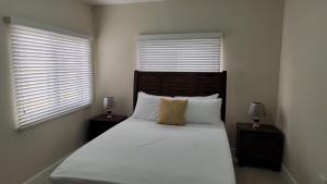 Llit o llits en una habitació de Scenic Ocean View Home