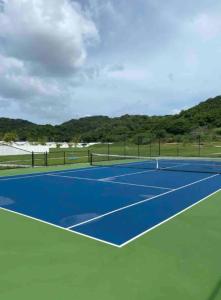 Tennis ja/või seinatennis majutusasutuses Scenic Ocean View Home või selle läheduses