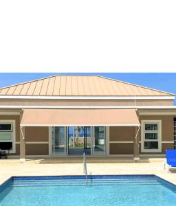 Piscina a Scenic Ocean View Home o a prop