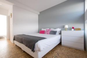 1 dormitorio con 1 cama blanca y vestidor blanco en CASASUPERTUBOS® Villa 9 & Apart 1-8, en Atouguia da Baleia