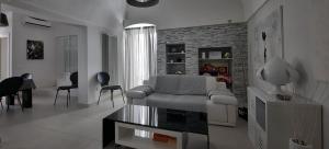 sala de estar con sofá y mesa en Casa Margherita, en Noci