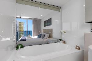 Una cama o camas en una habitación de Level 30 Oracle Tower 2 Stunning views and free parking - GC Getaways
