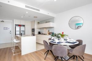 Una cocina o cocineta en Level 30 Oracle Tower 2 Stunning views and free parking - GC Getaways