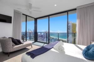 Un lugar para sentarse en Level 30 Oracle Tower 2 Stunning views and free parking - GC Getaways