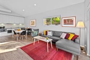 una sala de estar con un sofá y una mesa en VILLA 17 CAPE VILLAS, en Dunsborough