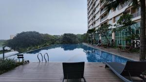 Trivium Terrace Apartment Lippo Cikarang EJIP -Min Stay 3 Nights-内部或周边的泳池