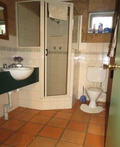 Ένα μπάνιο στο Bentwood Olive Grove Accommodation