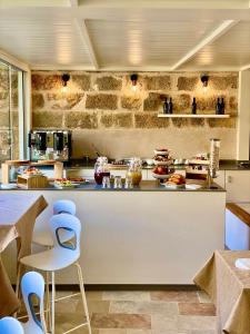 una cocina con encimera con sillas azules. en Il Nachiro, en Morciano di Leuca