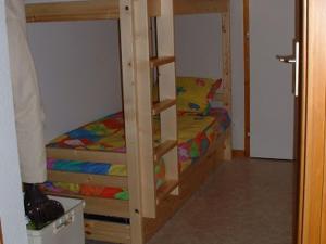 Habitación con 2 literas en un dormitorio en Appartement Le Biot, 3 pièces, 6 personnes - FR-1-573-100 en Le Biot